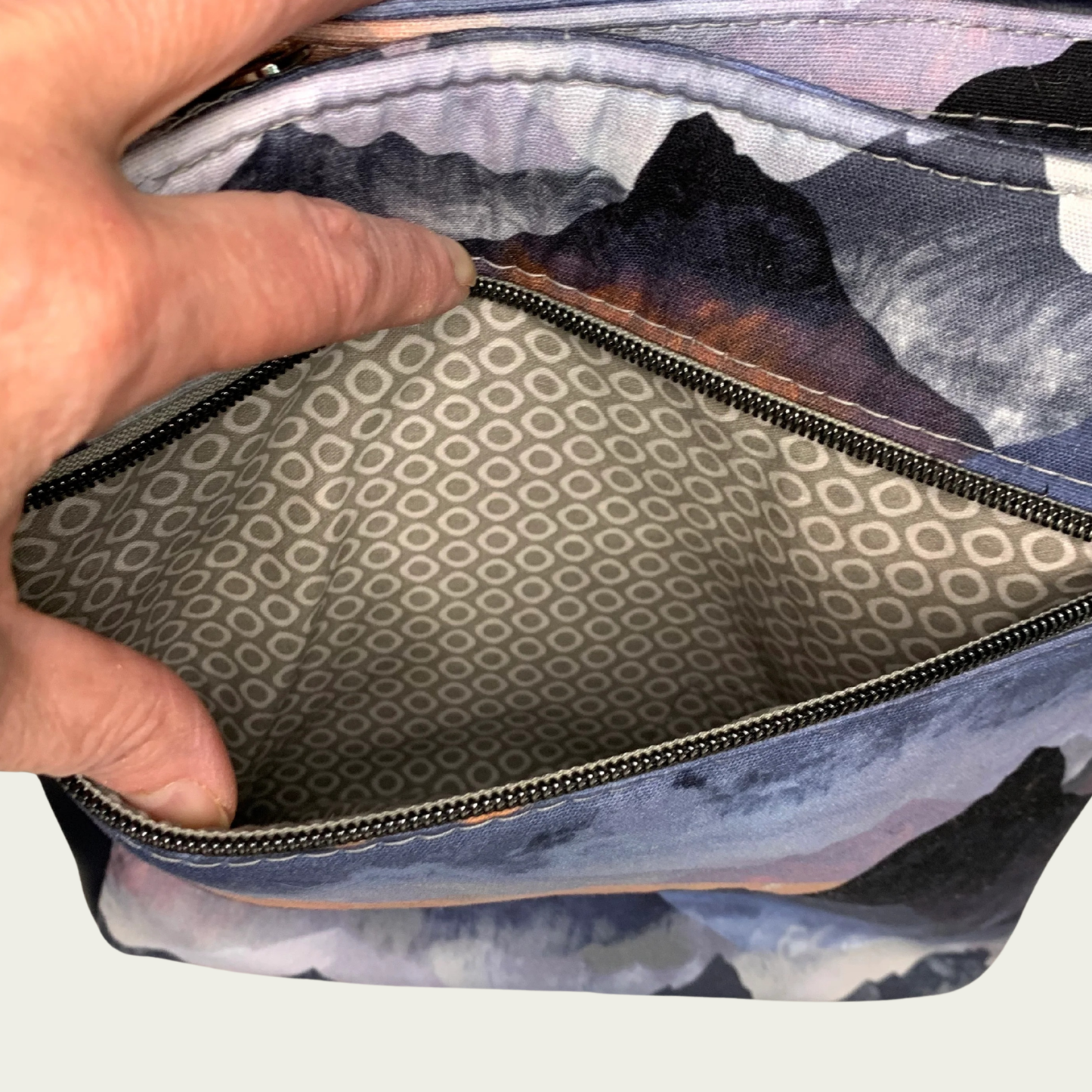 Marina Unisex - Moody Mountains