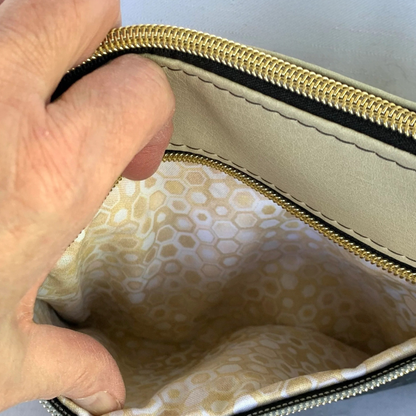 Zippy Crossbody – Ostrich & Beige Vinyl