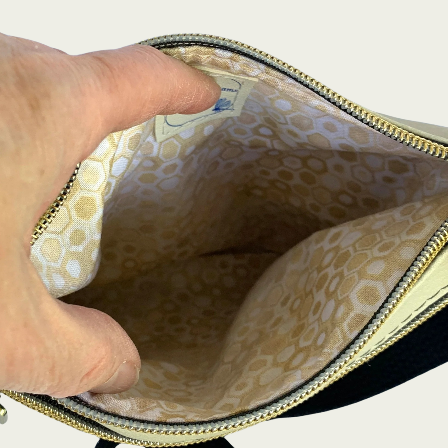 Zippy Crossbody – Ostrich & Beige Vinyl