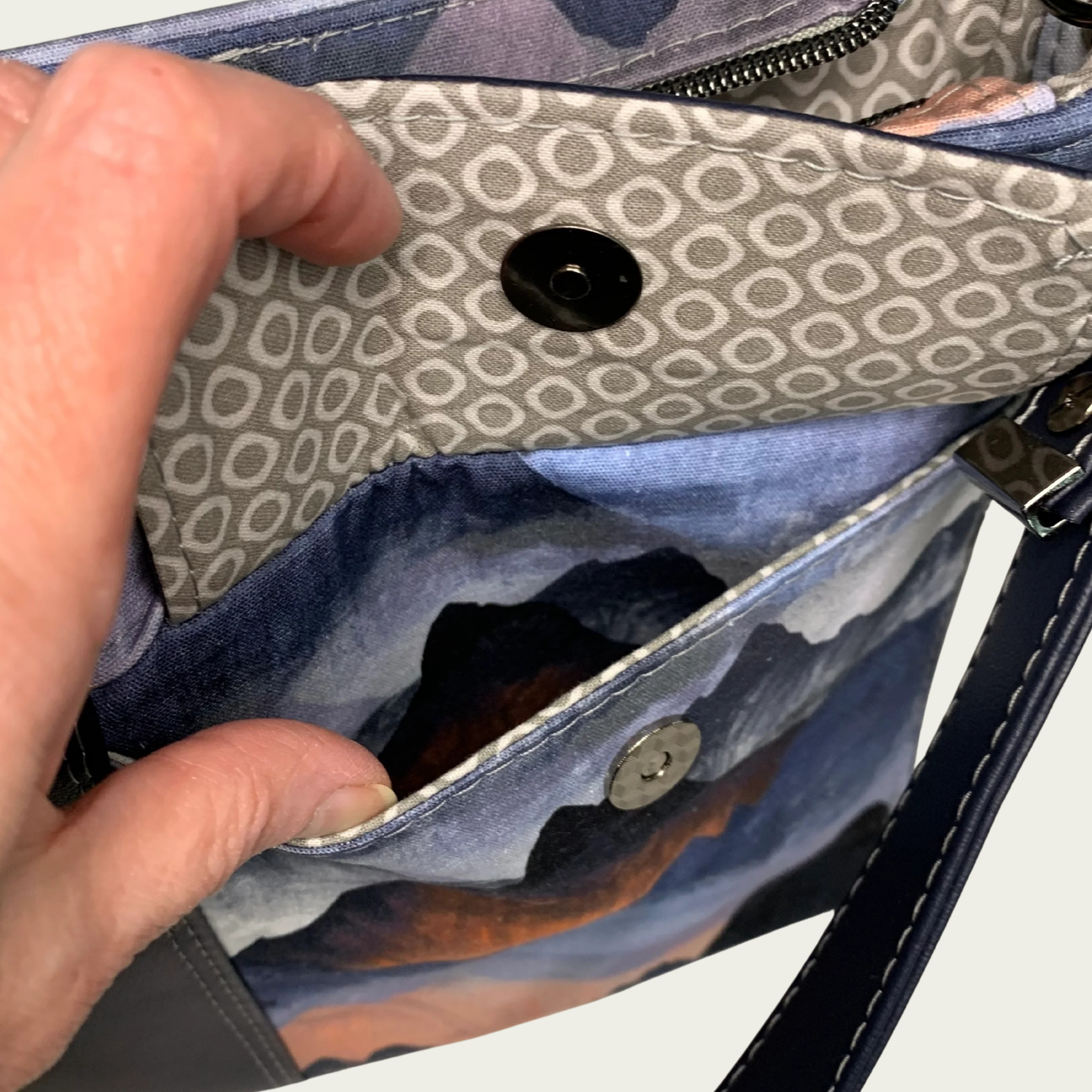 Marina Unisex - Moody Mountains