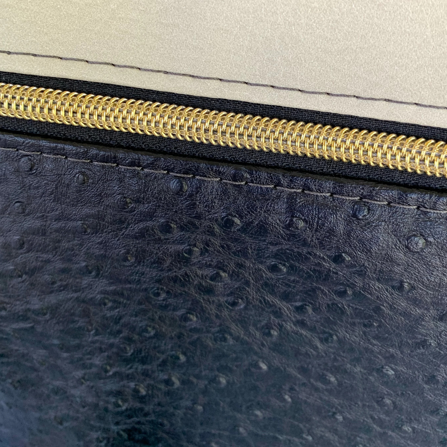 Zippy Crossbody – Ostrich & Beige Vinyl